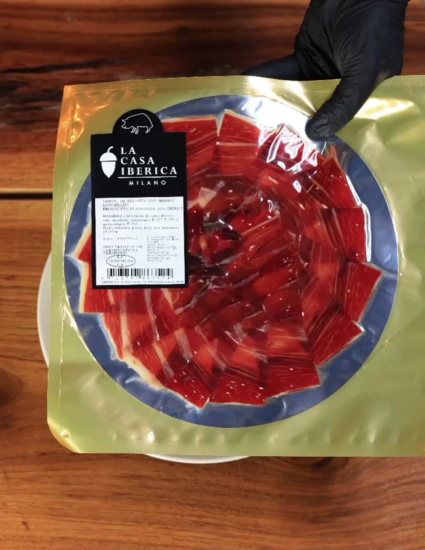 
                  
                    Carica e riproduci il video nel visualizzatore della galleria, Prosciutto Iberico Pata Negra - 100% Bellota - Affettato a Mano - Pronto da Impiattare
                  
                